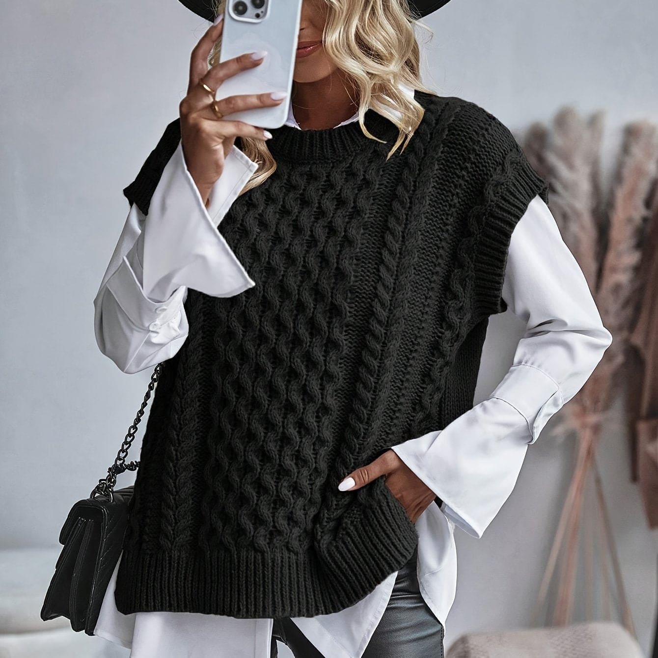 Marianne | strikket vest med kabelstrik i ærmeløst design
