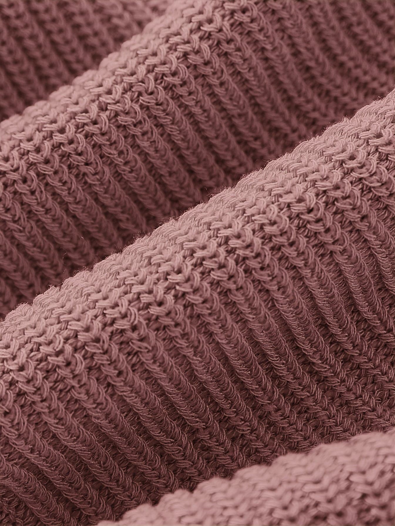 Kvinde iført en beige åben striktrøje med afslappet pasform og luftig åben strik._10