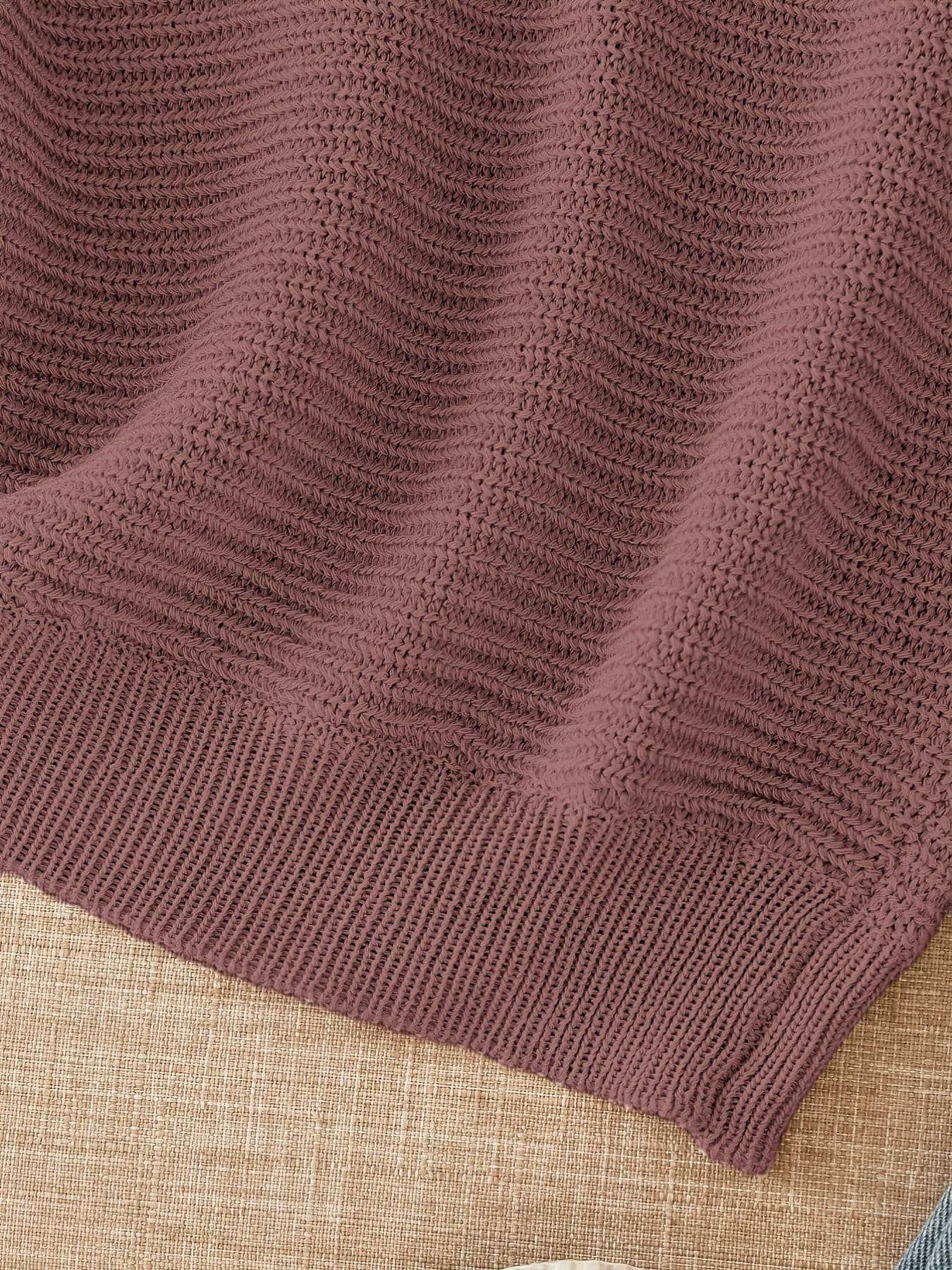 Kvinde iført en beige åben striktrøje med afslappet pasform og luftig åben strik._11