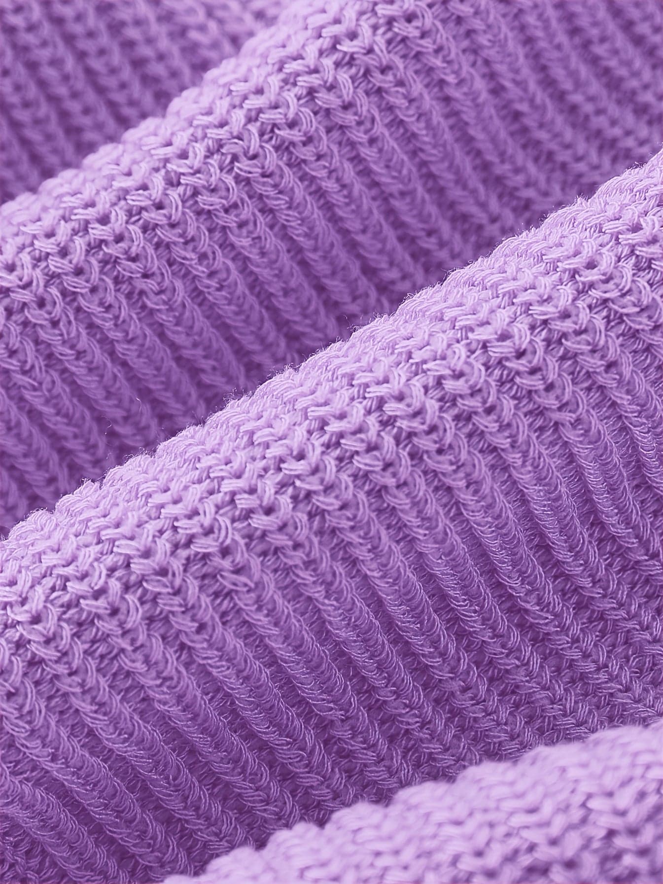 Kvinde iført en beige åben striktrøje med afslappet pasform og luftig åben strik._18