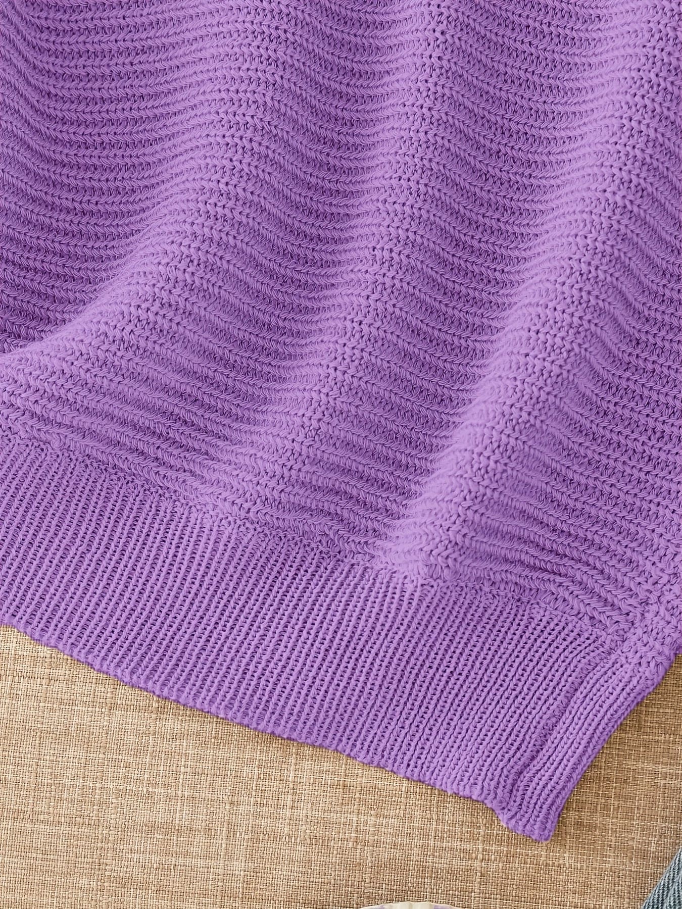 Kvinde iført en beige åben striktrøje med afslappet pasform og luftig åben strik._19