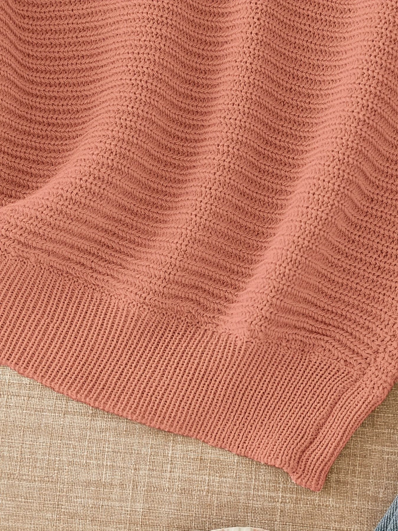 Kvinde iført en beige åben striktrøje med afslappet pasform og luftig åben strik._35