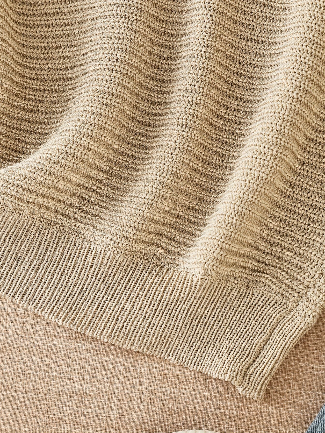 Kvinde iført en beige åben striktrøje med afslappet pasform og luftig åben strik._4