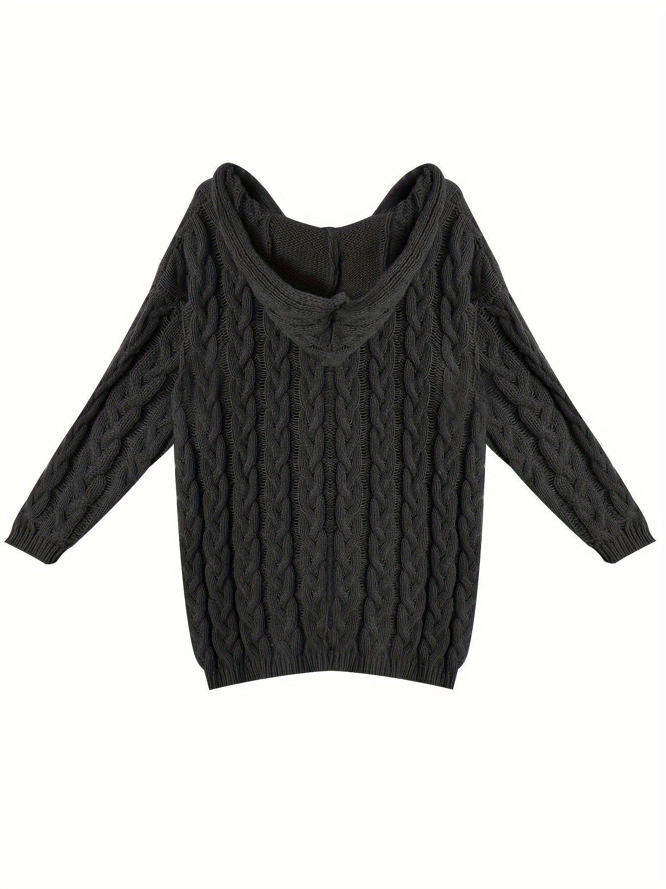 Kvinde iført en afslappet cable-knit sweater med v-hals og langt perlearmbånd_5