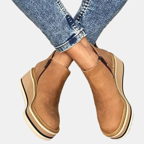 Kvinde iført lyse jeans og lysebrune ankelstøvler med blokhæl og platåsål._1