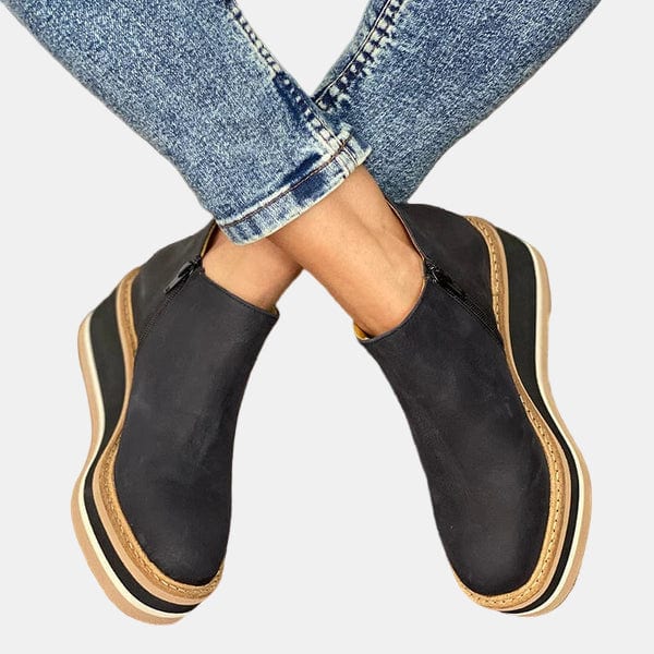 Kvinde iført lyse jeans og lysebrune ankelstøvler med blokhæl og platåsål._3
