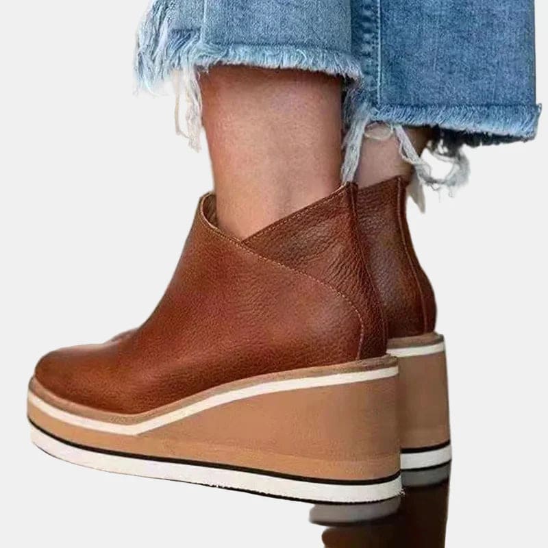 Kvinde iført lyse jeans og lysebrune ankelstøvler med blokhæl og platåsål._6