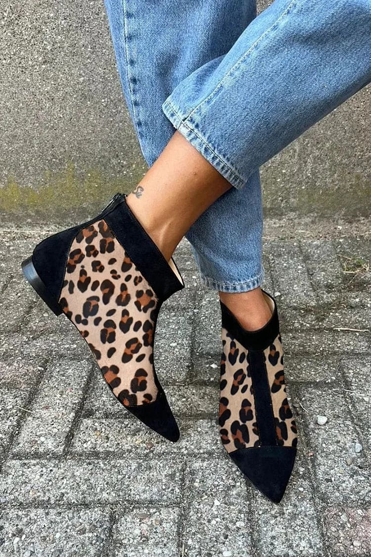 Kvinde iført lyseblå jeans og ankelstøvler med leopardprint og sorte detaljer, fotograferet på fortov_0