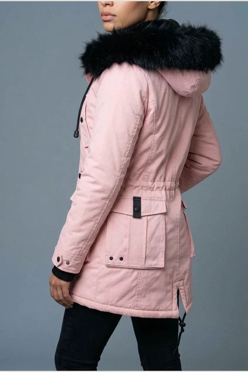 Kvinde i lang vatteret parka med pelskant på hætten, knaprække, taljebånd og fire klaplommer, styles med jeans og støvler._15