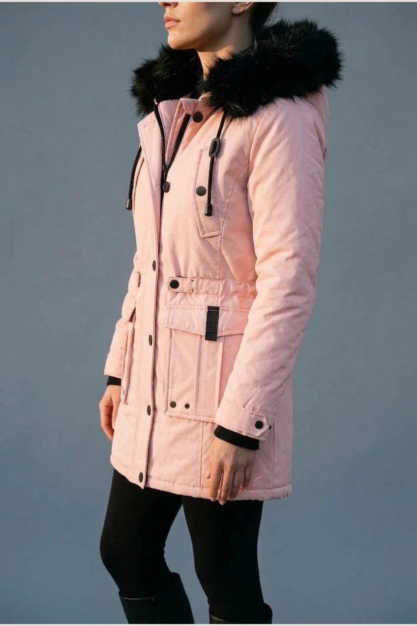 Kvinde i lang vatteret parka med pelskant på hætten, knaprække, taljebånd og fire klaplommer, styles med jeans og støvler._16