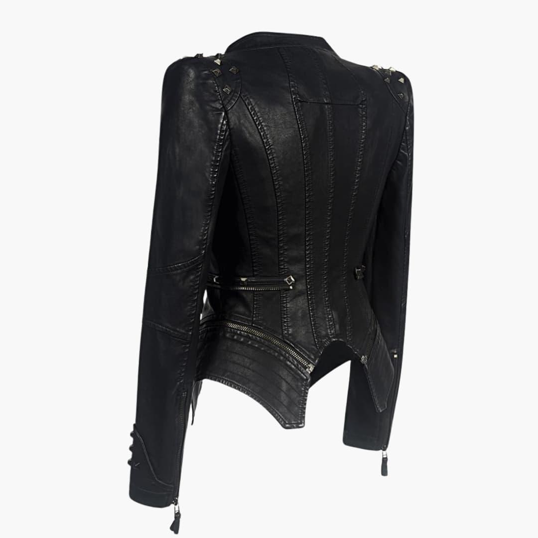 Sort bikerjakke med asymmetrisk lynlås, nitter på skuldrene, peplum silhuet og lange ærmer på lys baggrund._1
