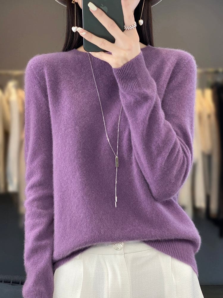 Kvinde fotograferer sig selv i et spejl iført en sage grøn, blød strikket sweater med afslappet pasform og rund hals._2