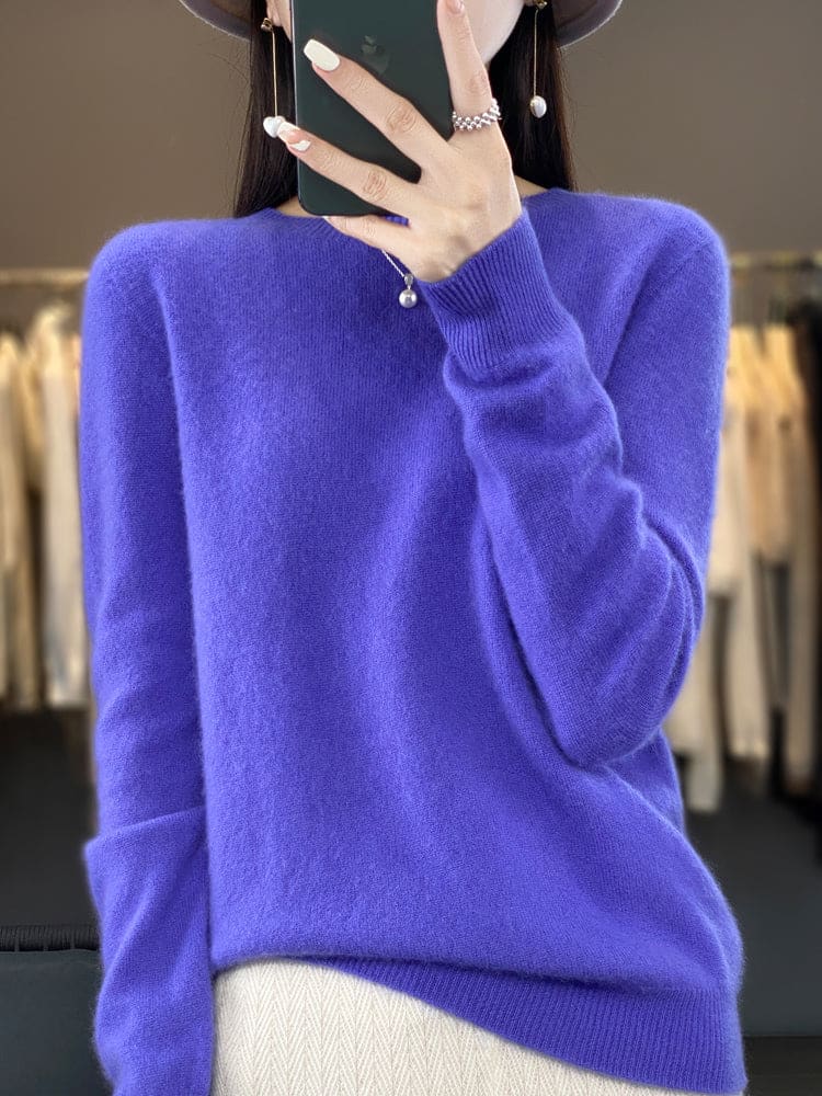 Kvinde fotograferer sig selv i et spejl iført en sage grøn, blød strikket sweater med afslappet pasform og rund hals._3