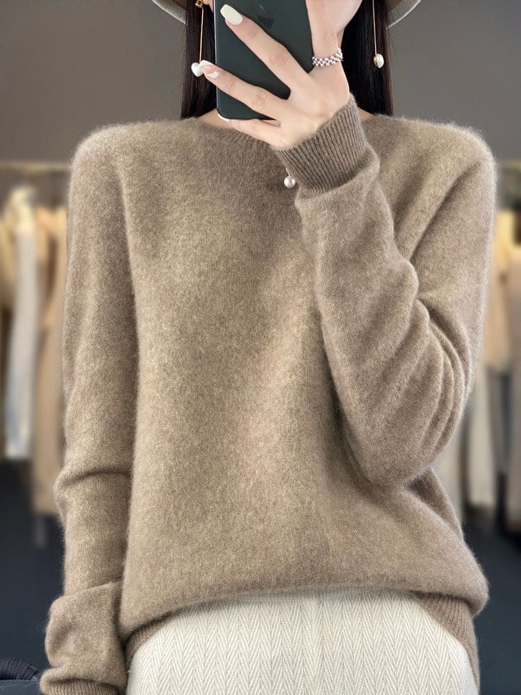 Kvinde fotograferer sig selv i et spejl iført en sage grøn, blød strikket sweater med afslappet pasform og rund hals._5