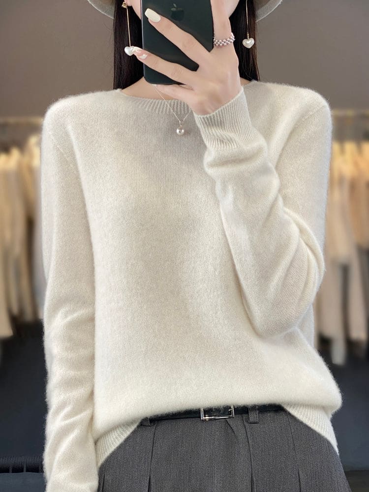 Kvinde fotograferer sig selv i et spejl iført en sage grøn, blød strikket sweater med afslappet pasform og rund hals._6