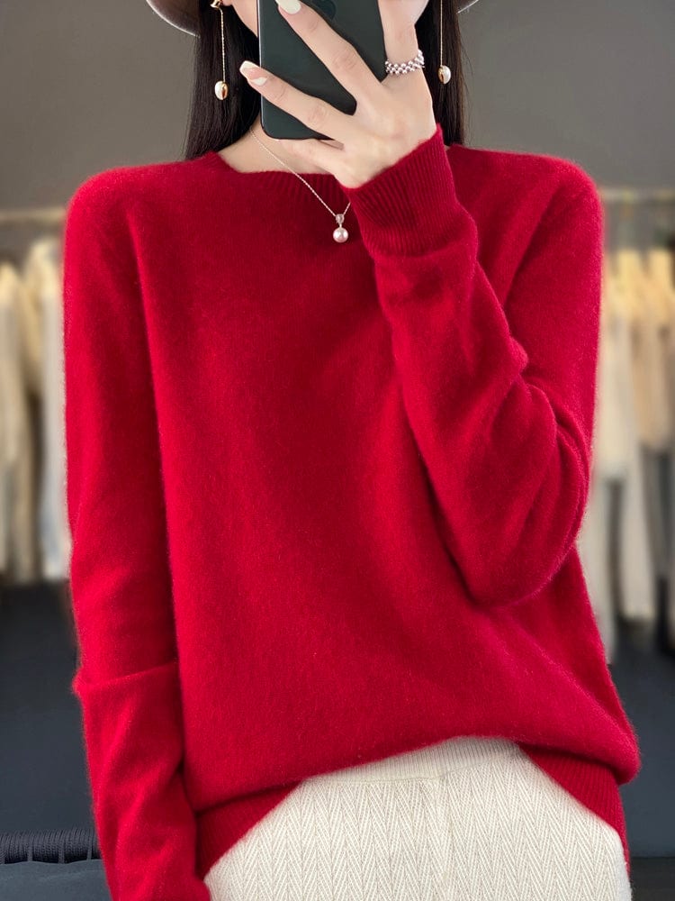 Kvinde fotograferer sig selv i et spejl iført en sage grøn, blød strikket sweater med afslappet pasform og rund hals._7