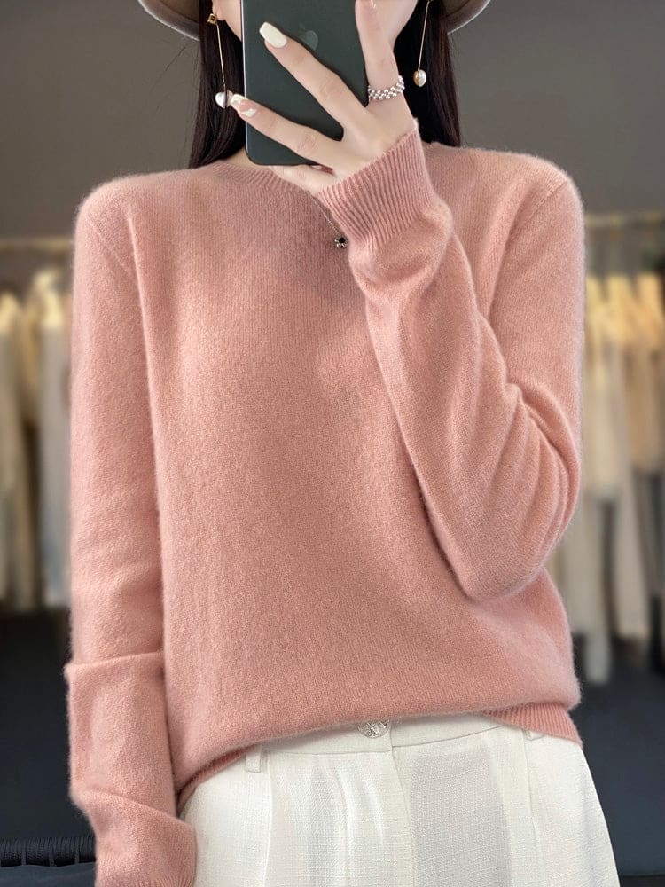Kvinde fotograferer sig selv i et spejl iført en sage grøn, blød strikket sweater med afslappet pasform og rund hals._8
