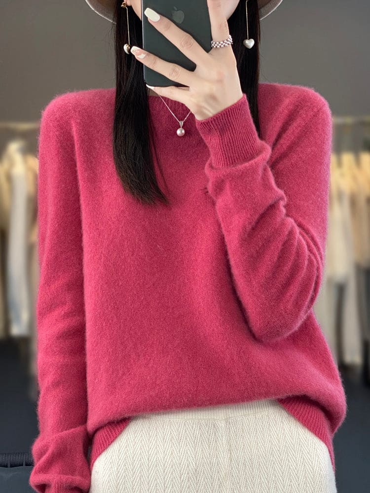Kvinde fotograferer sig selv i et spejl iført en sage grøn, blød strikket sweater med afslappet pasform og rund hals._9