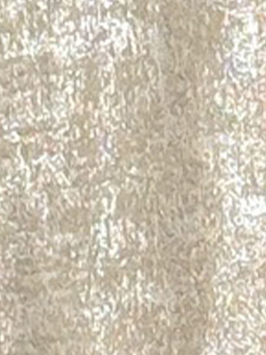 Kvinde iført kort bomber jakke med shimmer-finish og lynlås foran, stylet med hvid top og jeans_5
