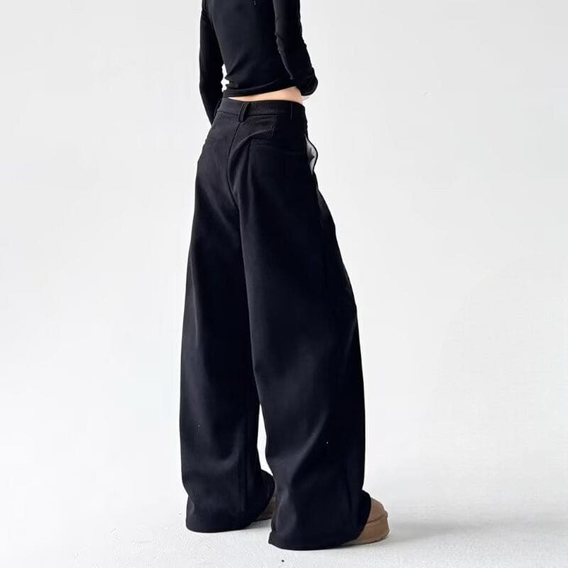 Model iført bukser med høj talje, knapper foran og brede ben._6