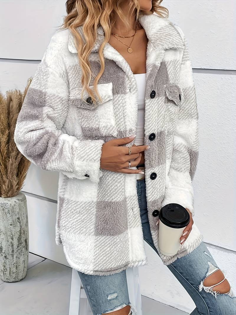 Ternet teddyjakke med krave, knaplukning og to brystlommer, styles med jeans og hvid top._0