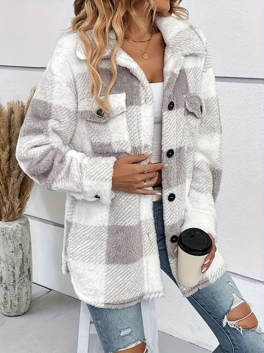 Ternet teddyjakke med krave, knaplukning og to brystlommer, styles med jeans og hvid top._0