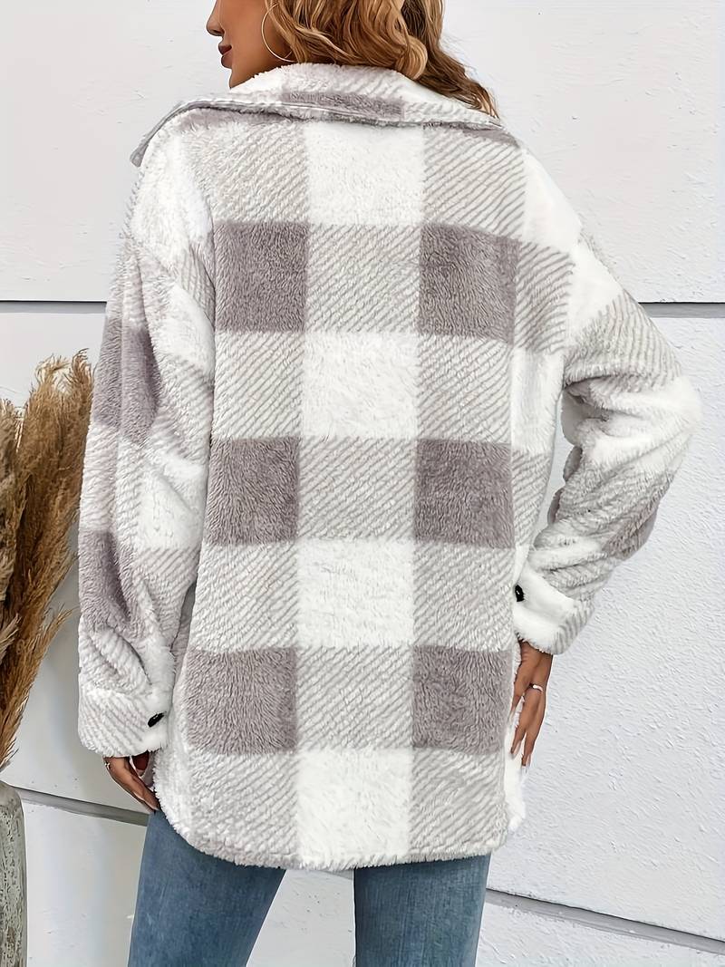 Ternet teddyjakke med krave, knaplukning og to brystlommer, styles med jeans og hvid top._1