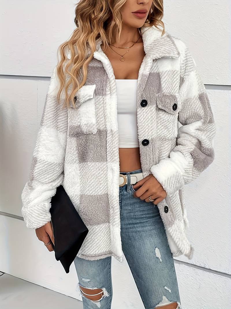 Ternet teddyjakke med krave, knaplukning og to brystlommer, styles med jeans og hvid top._2