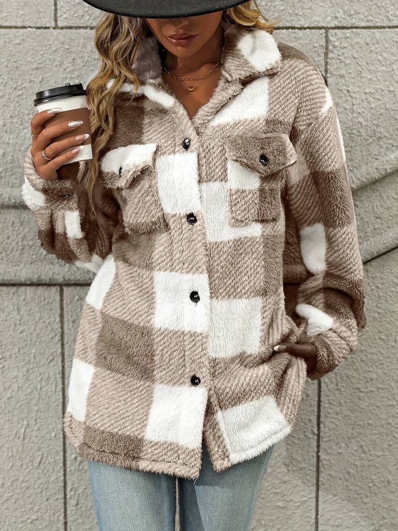 Ternet teddyjakke med krave, knaplukning og to brystlommer, styles med jeans og hvid top._8