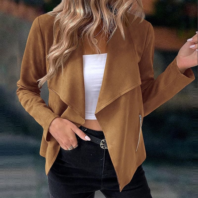Kort jakke med draperet åben krave, lange ærmer og skrå lynlåslommer, stylet over en croptop og jeans._0