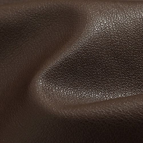 Model iført bukser med brede ben, paneldetaljer, bæltestropper og sidelommer._10
