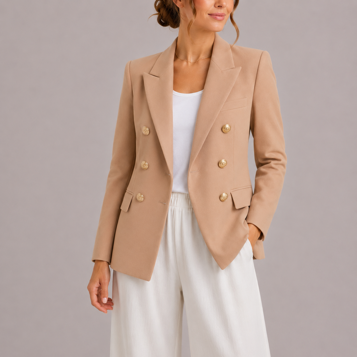Lone | dobbeltradet blazer med guldknapper og klassisk silhuet