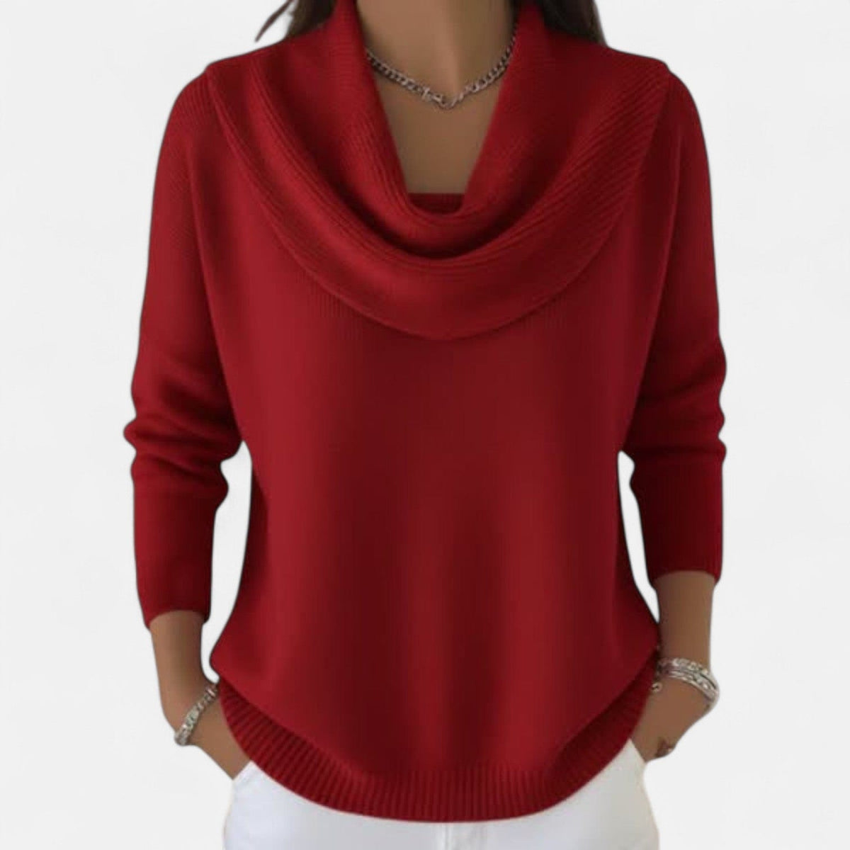 Kvinde iført rød sweater med cowl-hals og tre-kvart ærmer i elegant design med ribbede kanter_0