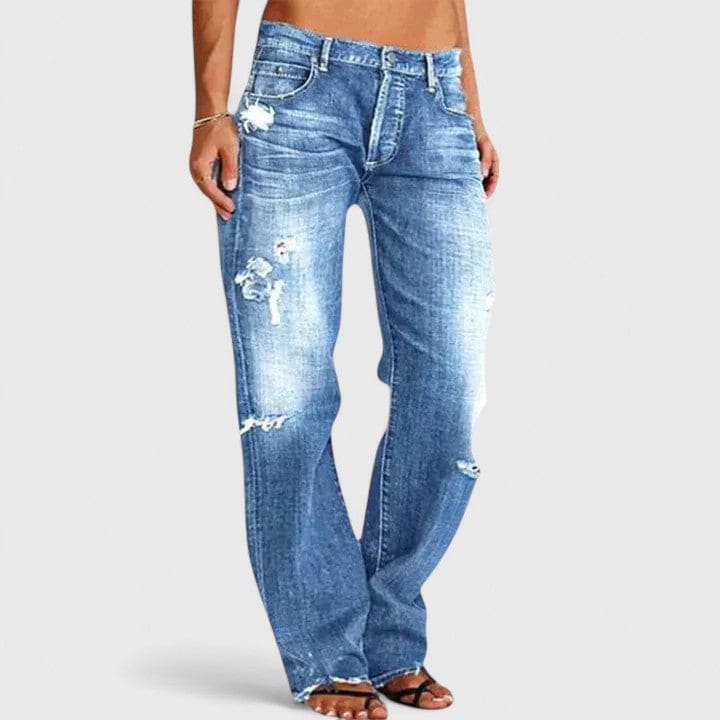 Model iført brede jeans med lav talje og slidt finish på benene_0