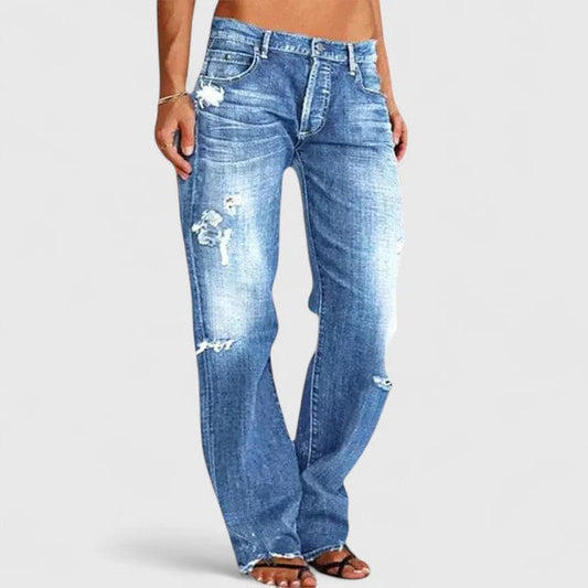 Model iført brede jeans med lav talje og slidt finish på benene_0