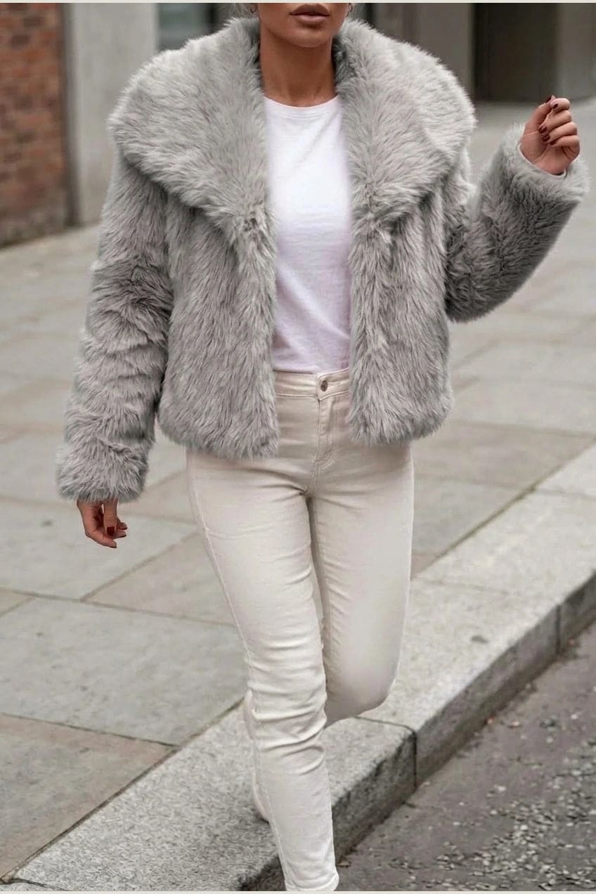 Astrid | Kort jakke i fake fur med stor krave