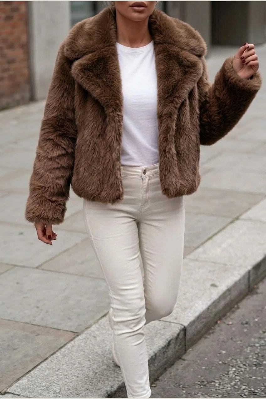 Astrid | Kort jakke i fake fur med stor krave