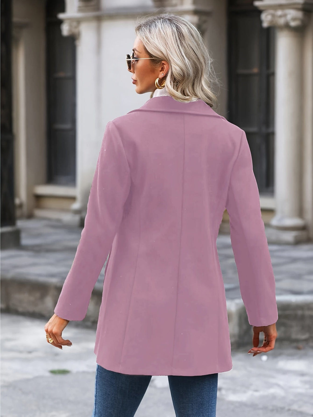 Kvinde i kort frakke med knapper og opret krave, styled med nederdel og støvler._4