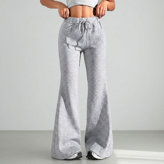 Kvinde iført grå flare joggers med snørelukning og elastisk talje set forfra_0