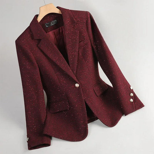 Figursyet blazer med revers, enkelt knaplukning, klappede lommedetaljer og knapper ved manchetterne._0