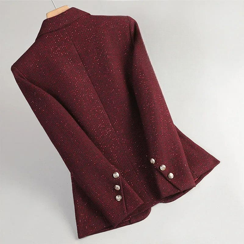 Figursyet blazer med revers, enkelt knaplukning, klappede lommedetaljer og knapper ved manchetterne._1