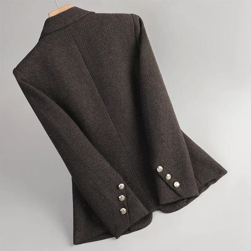 Figursyet blazer med revers, enkelt knaplukning, klappede lommedetaljer og knapper ved manchetterne._3