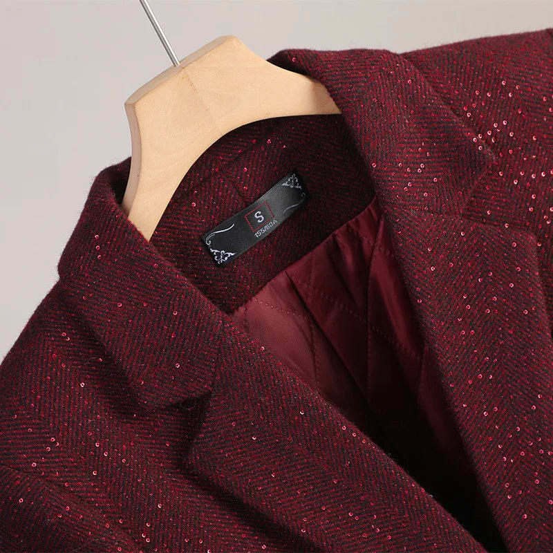 Figursyet blazer med revers, enkelt knaplukning, klappede lommedetaljer og knapper ved manchetterne._4