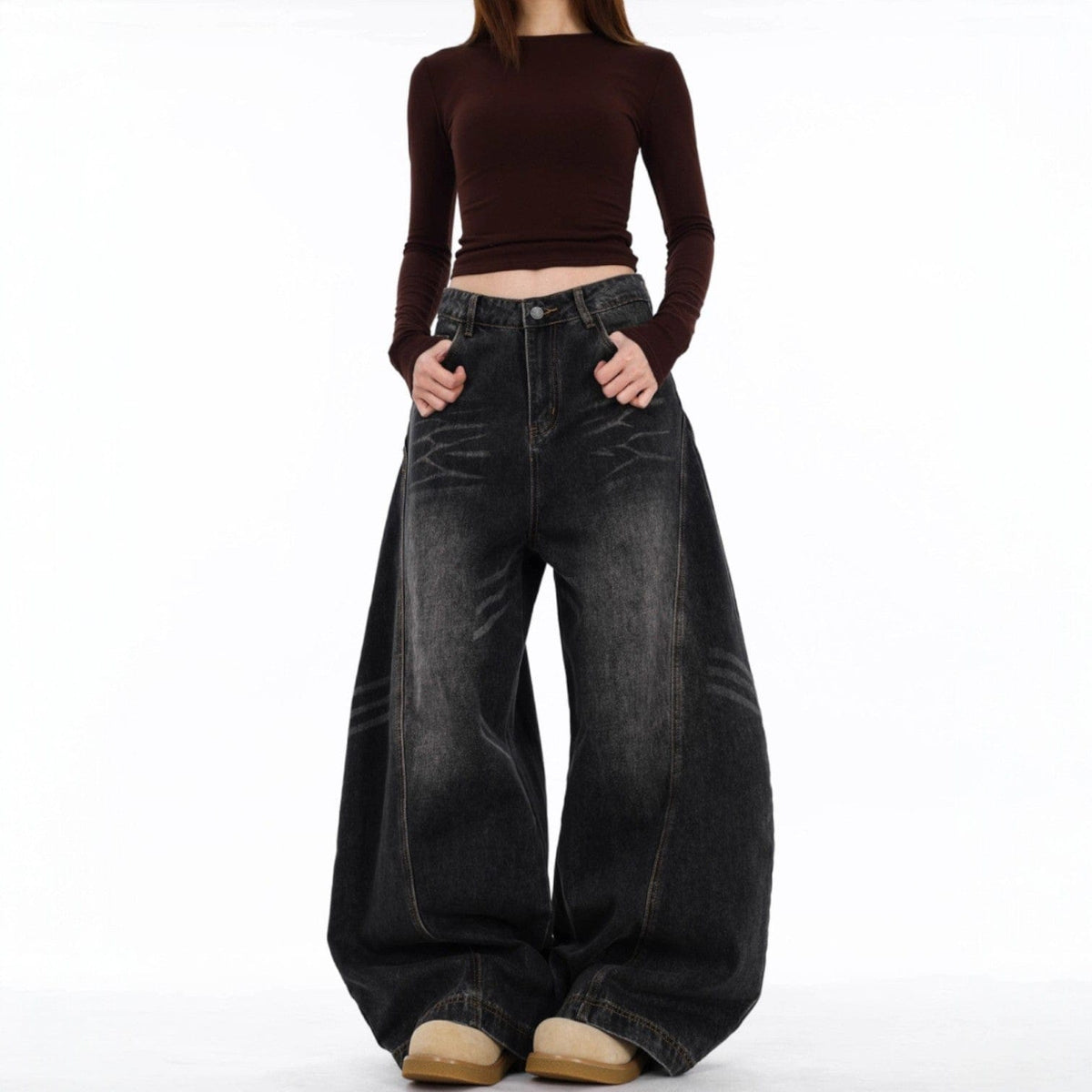 En model bærer mørke jeans med ekstra vide ben og synlige sømdetaljer mod en lys baggrund._4