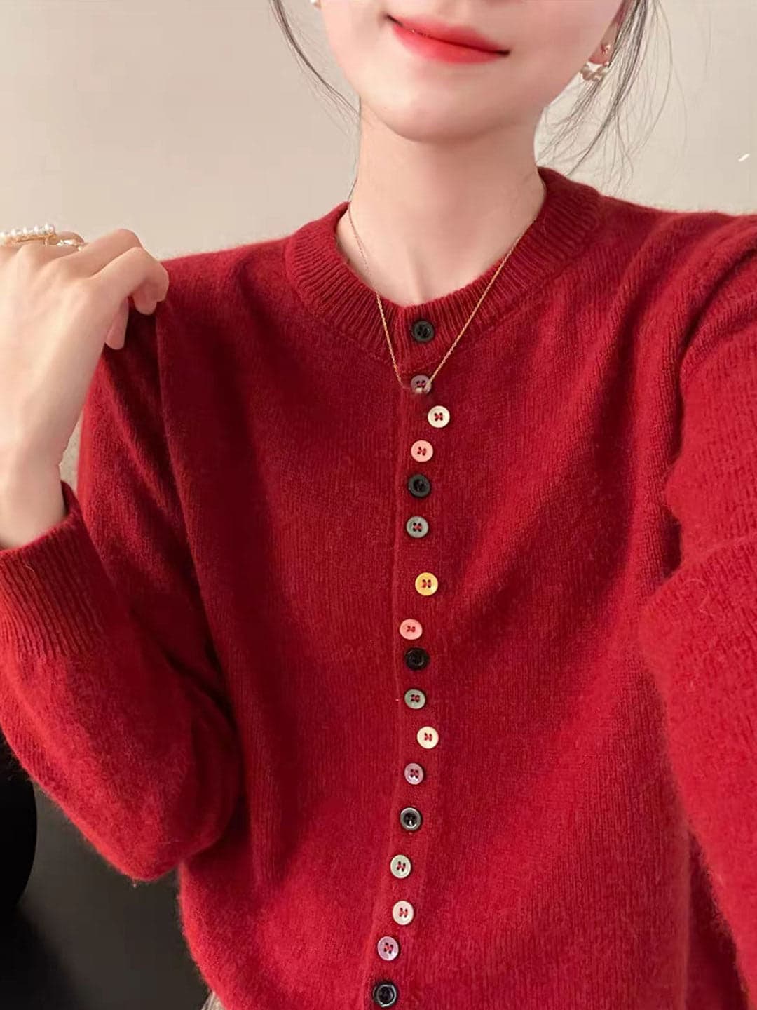 Katrine | Klassisk Cardigan Med Crew Neck Og Farverige Knapper