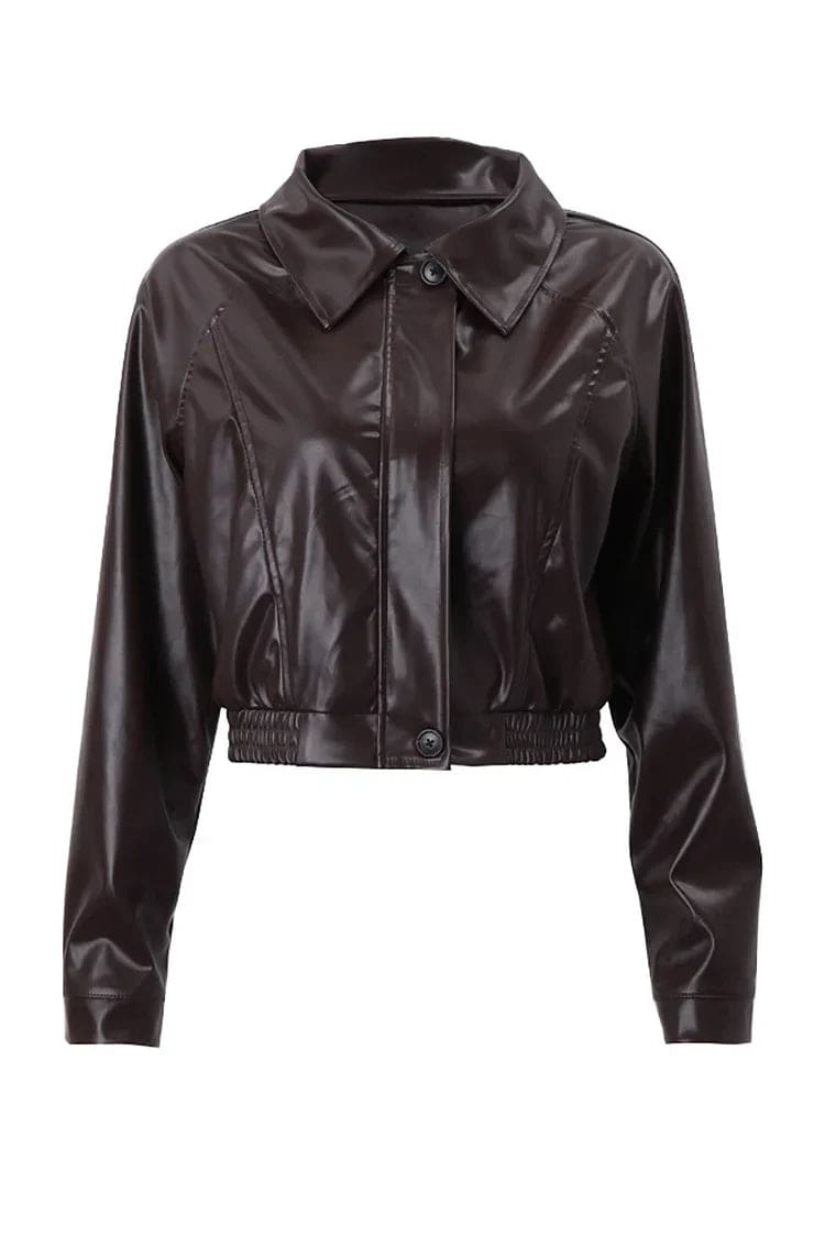 Kvinde iført kort brun motorcykeljakke med notch krave, lynlås foran og blå højtaljet jeans._4