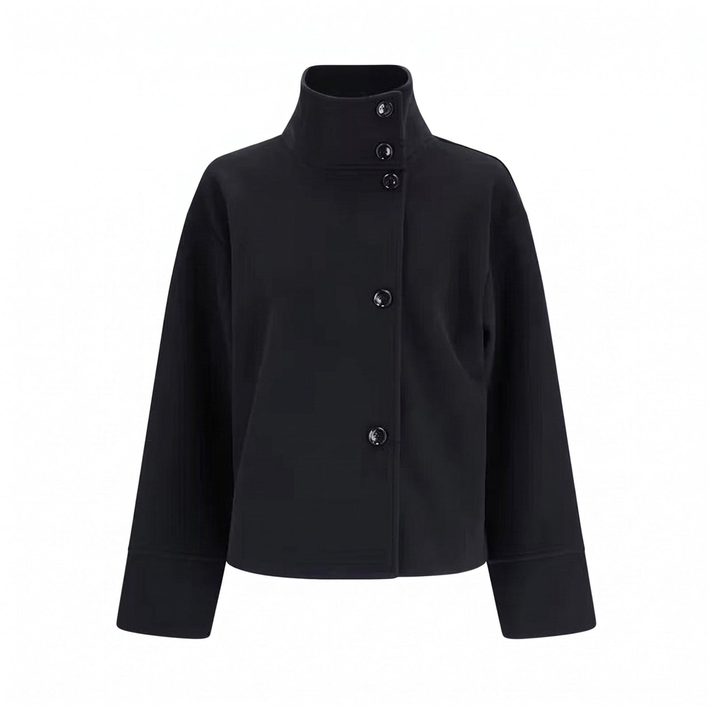 Kvinde iført en sort kort peacoat med høj krave over en stribet top og lyse jeans._1