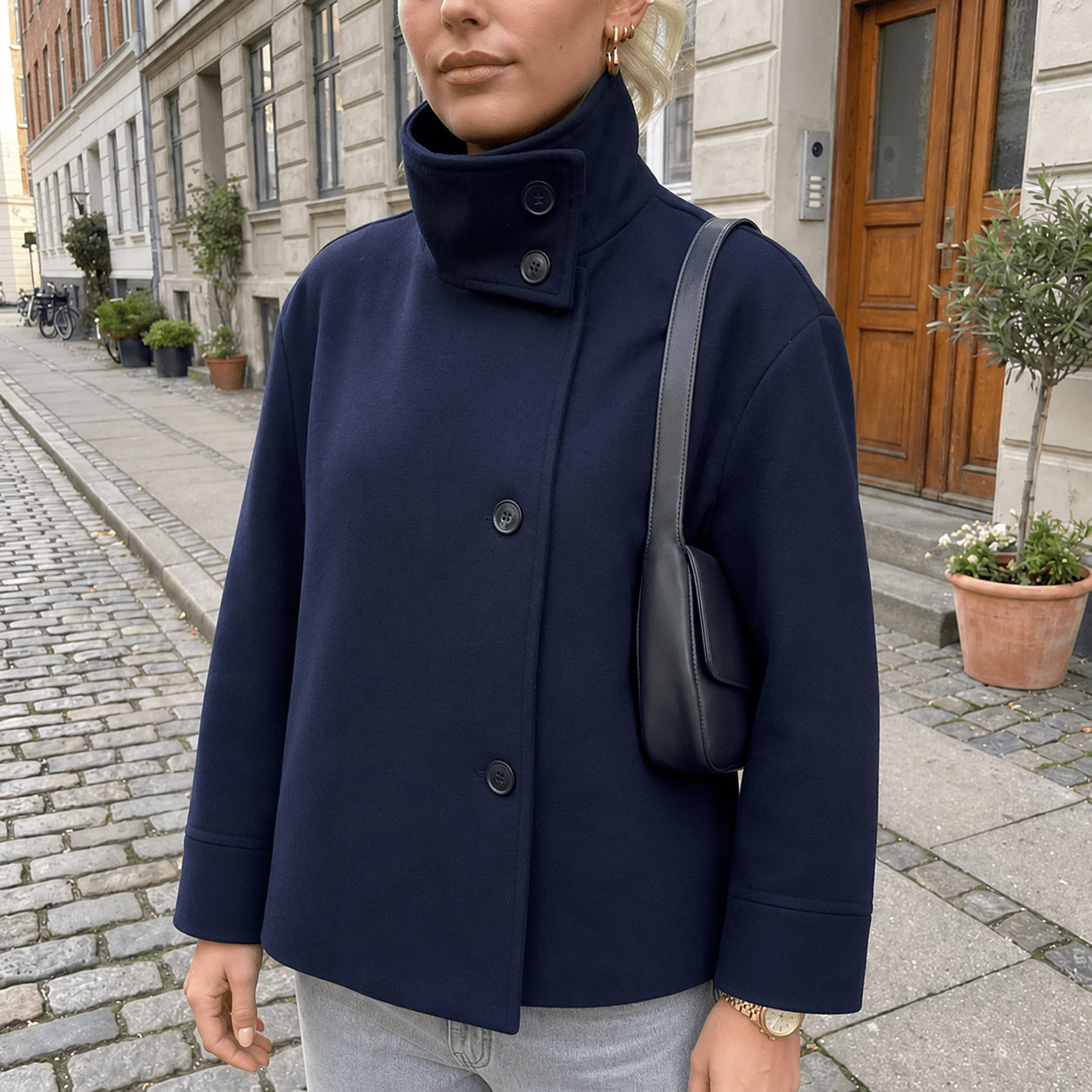 Louise | kort peacoat med høj krave og dobbeltknappet front