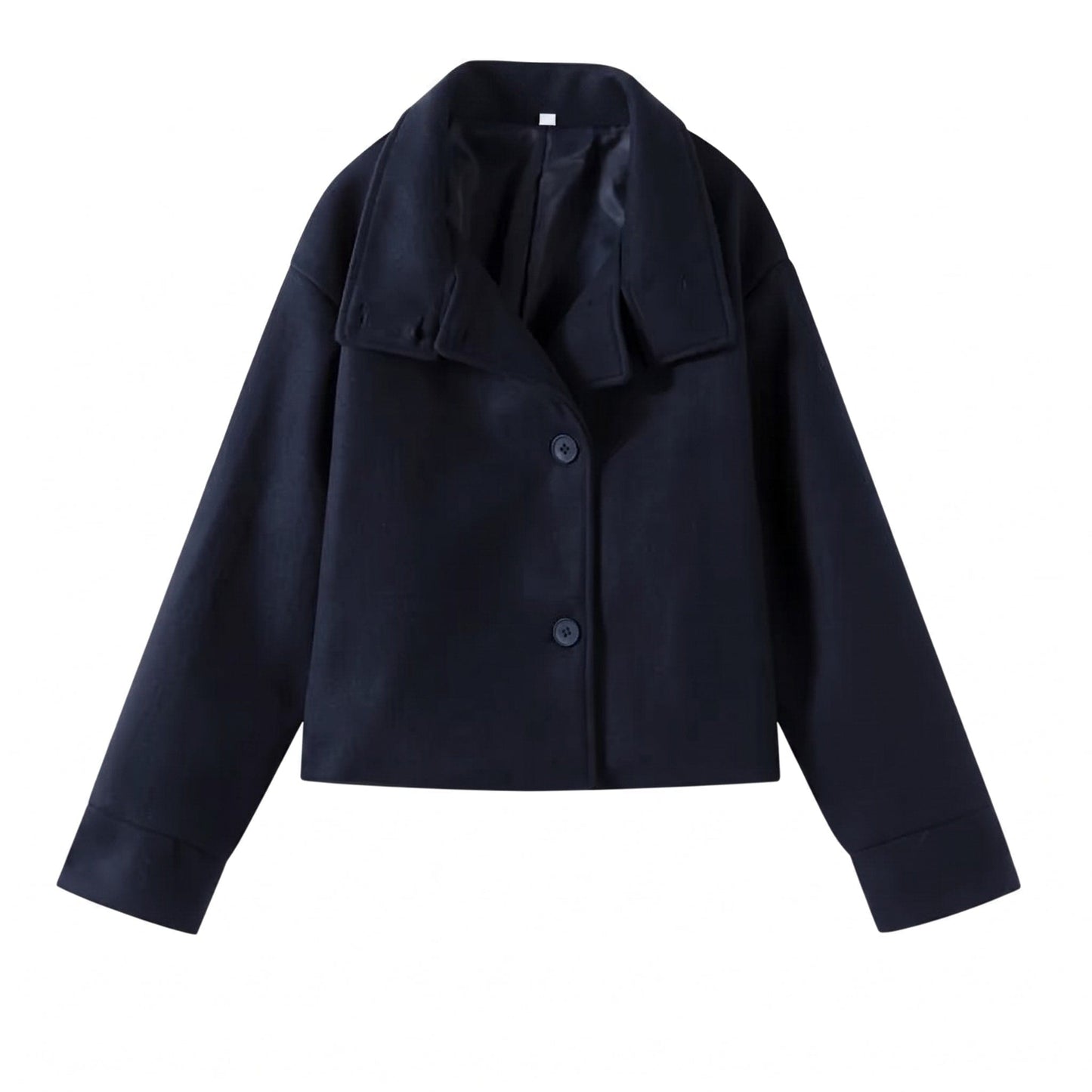 Kvinde iført en sort kort peacoat med høj krave over en stribet top og lyse jeans._4