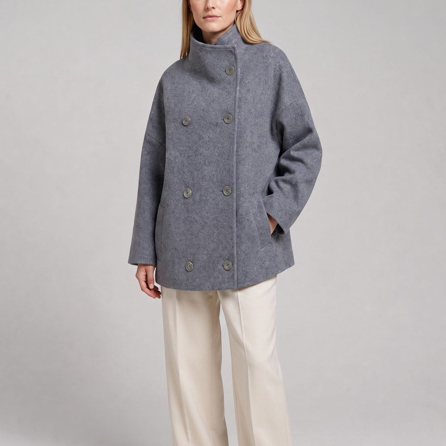 Louise | kort peacoat med høj krave og dobbeltknappet front